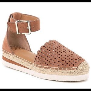 **BRAND NEW**NEVER WORN**GIANNI BINI SANDALS**